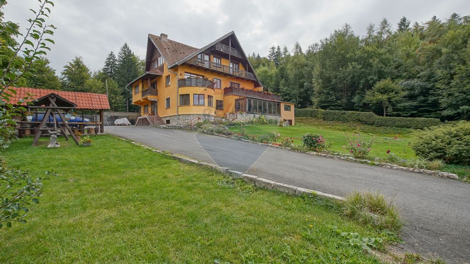 Vilă 12 camere  1.091 mp construiți Poiana Brașov