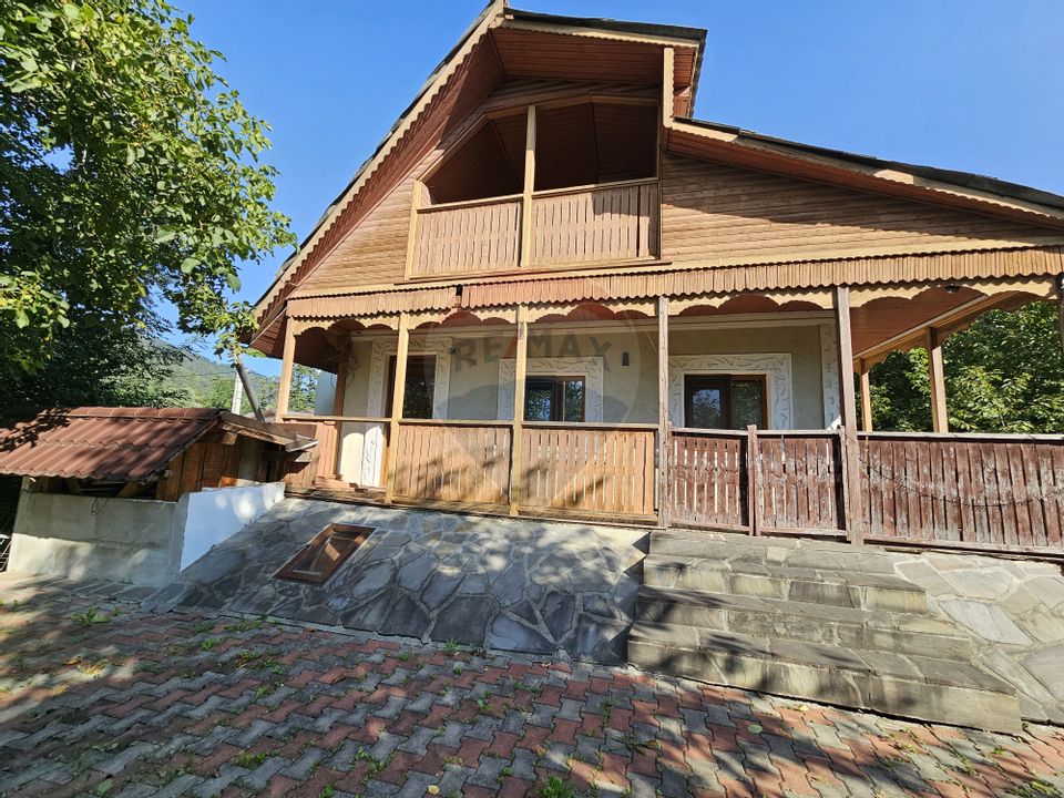 Casă solidă din cărămidă, mobilată, garaj, teren generos – Tarcău