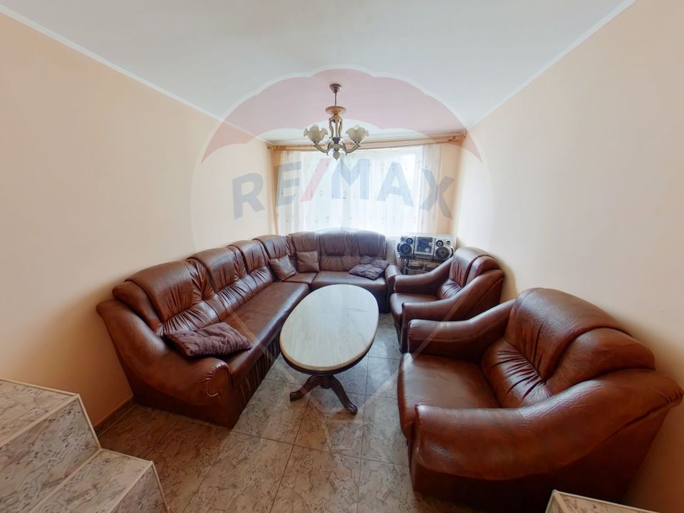 Apartament cu 4 camere de vânzare în zona Vest