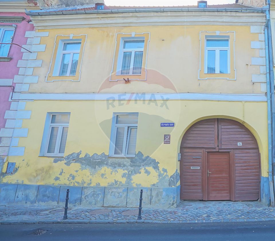 REZERVAT! Casă cu 2 camere și mult potențial, Poarta Schei