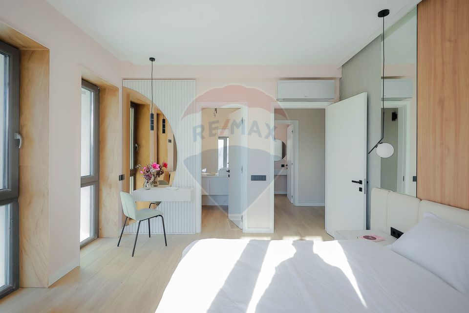 De vânzare Vilă cu 8 camere în Sânmartin, 290 mp util, teren 1100 mp