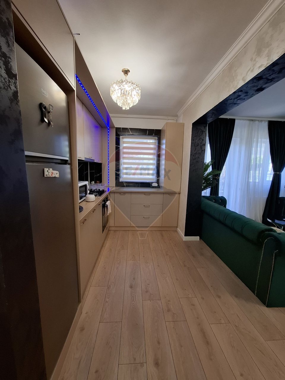 Apartament cu 3 camere  cu loc de parcare si curte proprie -de vânzare