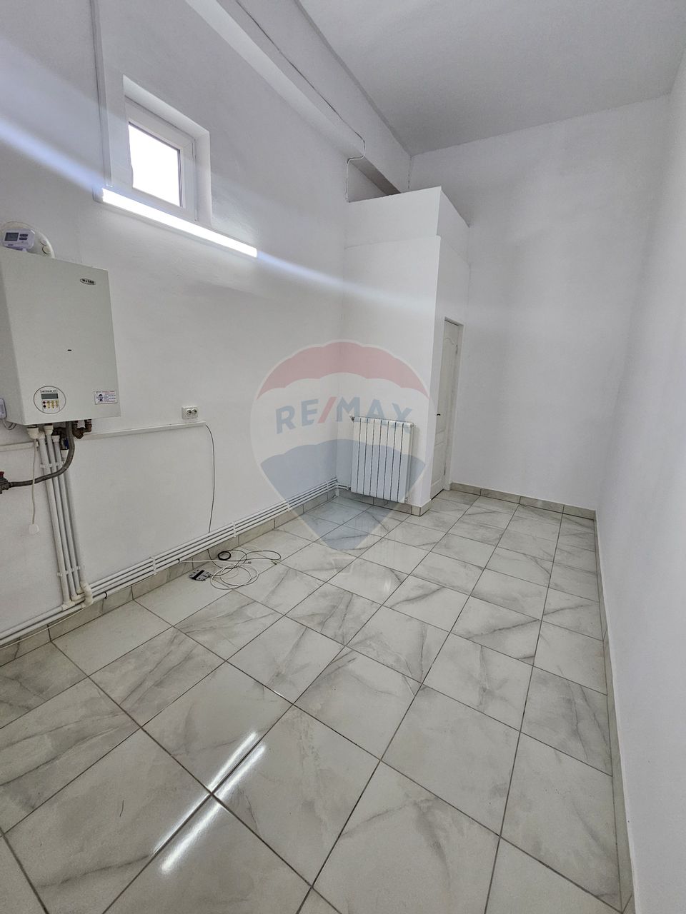 40sq.m Commercial Space for rent, 1 Mai area