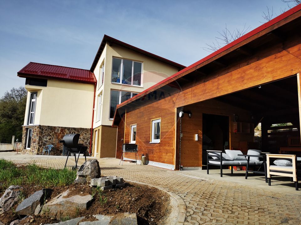 Casă cu vedere spectaculoasă - pentru locuit sau investiție turistică