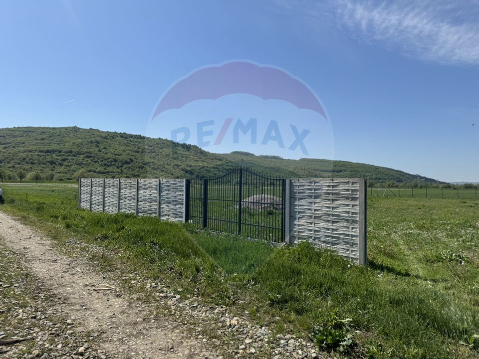 Teren intravilan 1.400 mp, împrejmuit integral – Livada, comuna Iclod