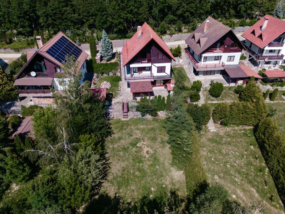 Vilă cu 6 camere, teren de 1000mp, într-un resort montan privat