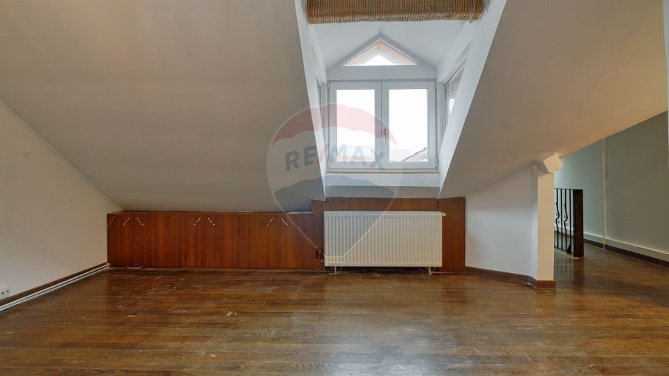 REZERVAT! Apartament generos, 6 camere, 3 băi, str Castelului