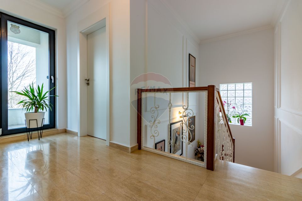 Villa in Corbeanca, near the lake, adjacent forest, blue lagoon