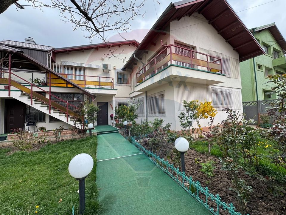 House / Villa with 6 rooms for sale in the area of 23 August (Catelul)