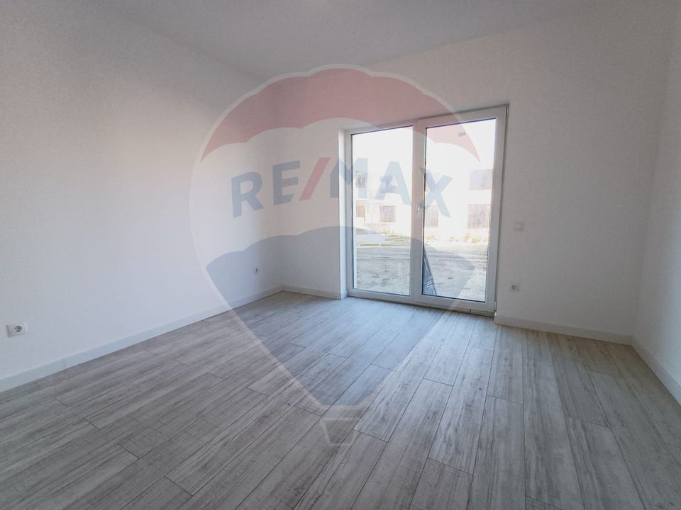 Apartament cu 3 camere de vânzare