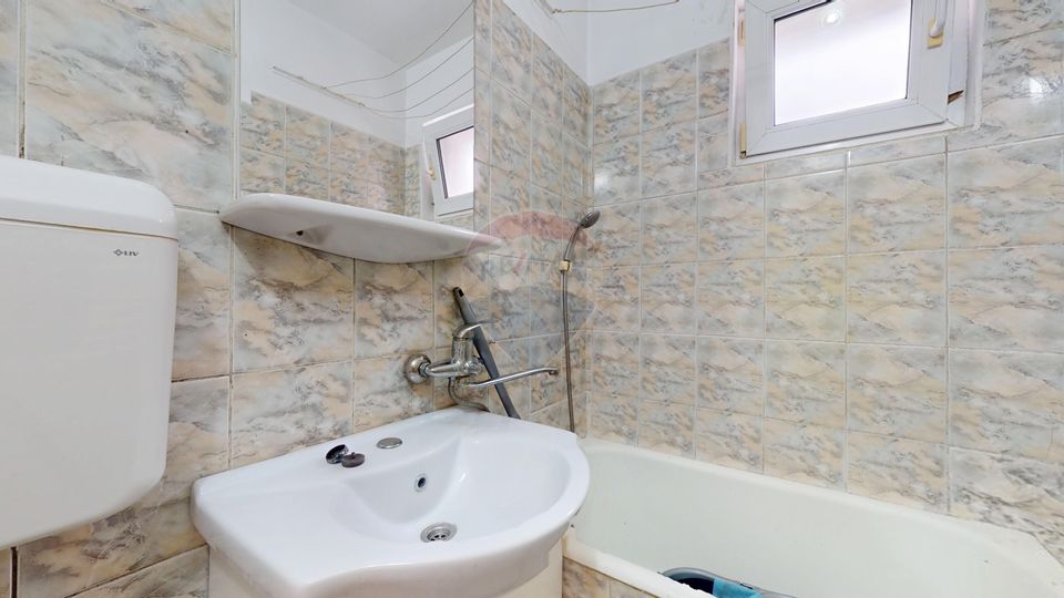 De vânzare: 2 camere, baie cu geam, etaj 2