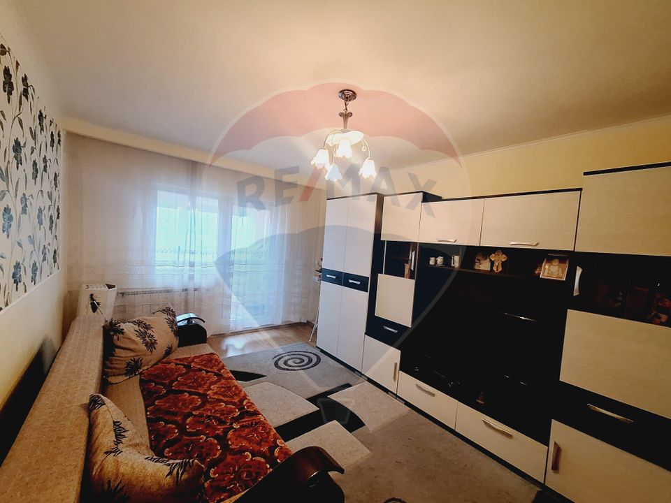 Apartament cu 3 camere de vânzare în zona Nufarul