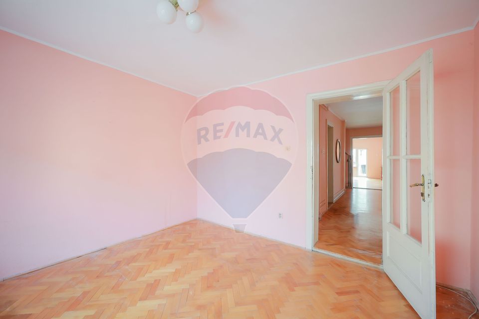 8 room House / Villa for sale, Iosia area