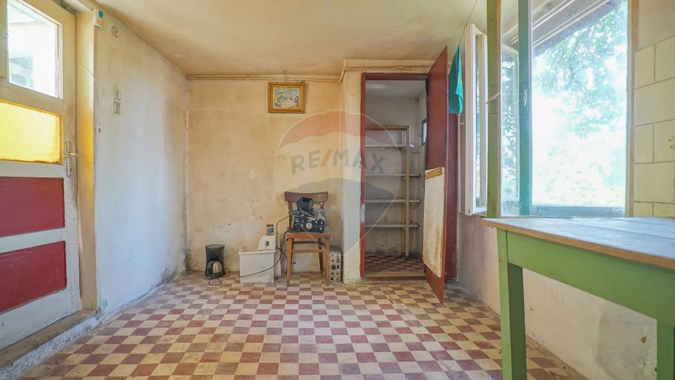 REZERVATĂ! Casă demolabilă cu teren și panoramă , în Șcheii Brașovului