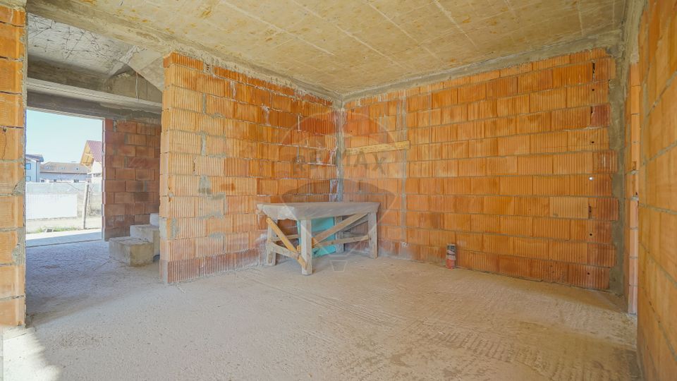 Villa in red, with 823sqm land in Cristian, Str C-tin Brâncoveanu
