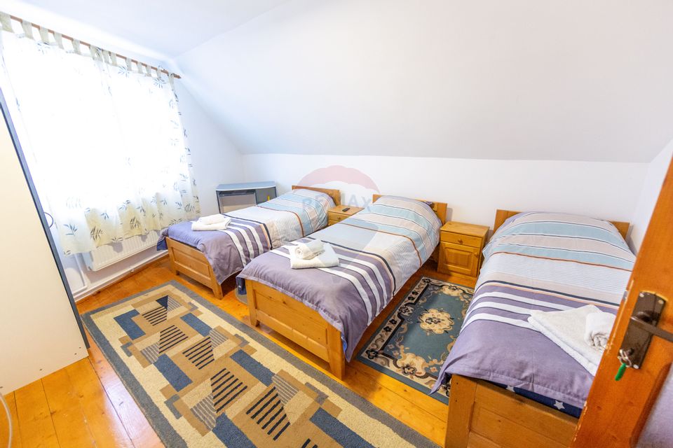 Casă spațioasă cu garaj dublu, foișor și curte amenajată