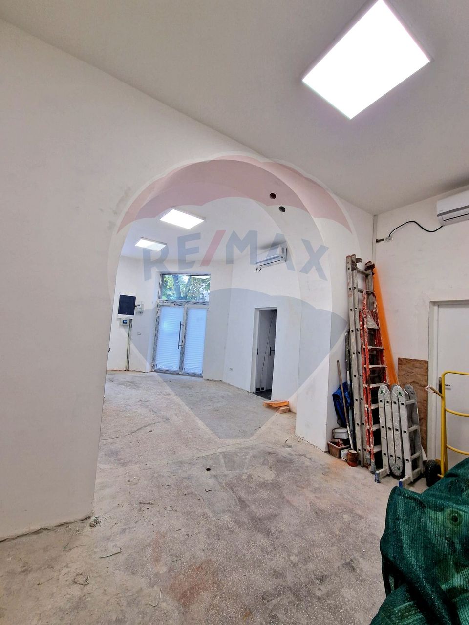 37.2sqm commercial space for rent in the Eroii Revolutiei area