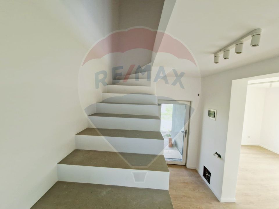 Casă / Vilă - 132,5 mp  , teren - 264 mp  / zona Cârcea