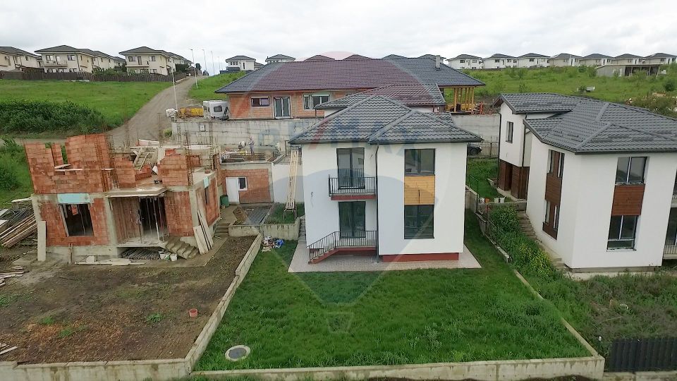 Casa individuala, arhitectura moderna, compartimentare eficienta