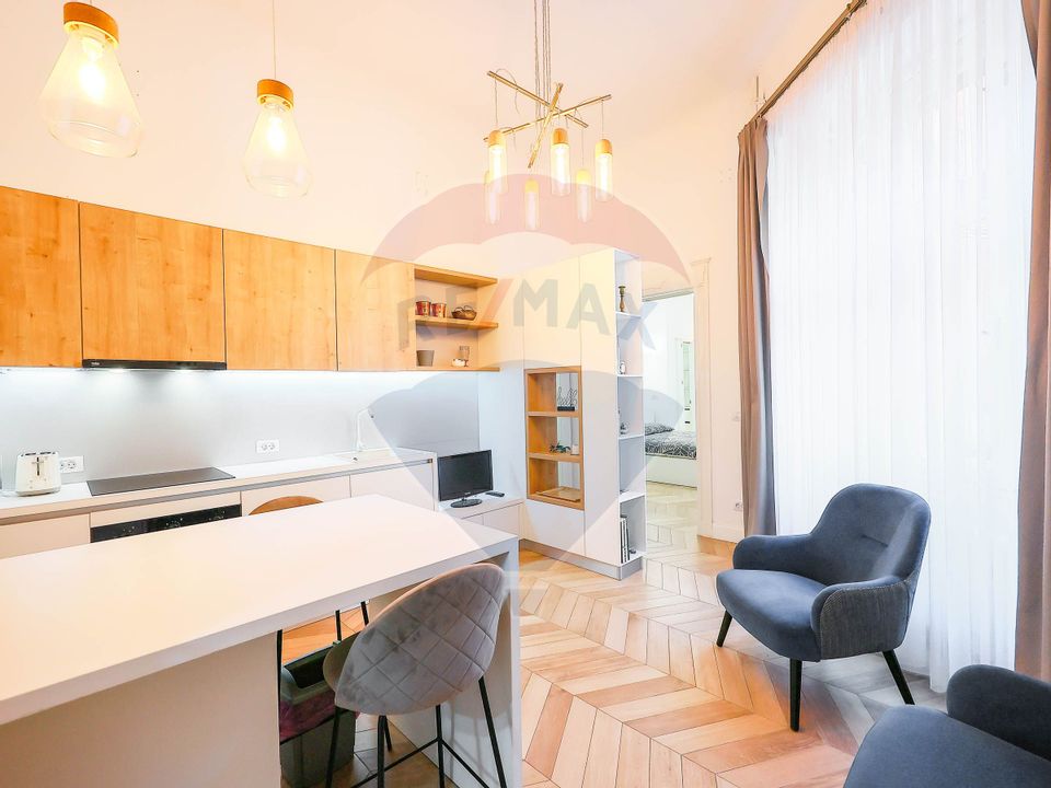 Apartament cu 3 camere de vânzare în ”Casa cu LEI” , Ultracentral