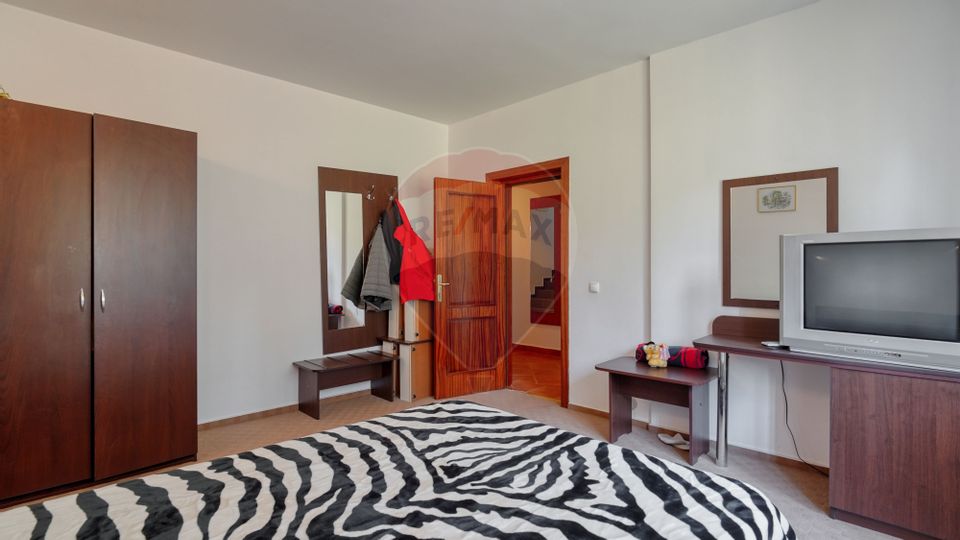 Casă / Vilă cu 8 camere de vânzare în zona Valea Rasnoavei