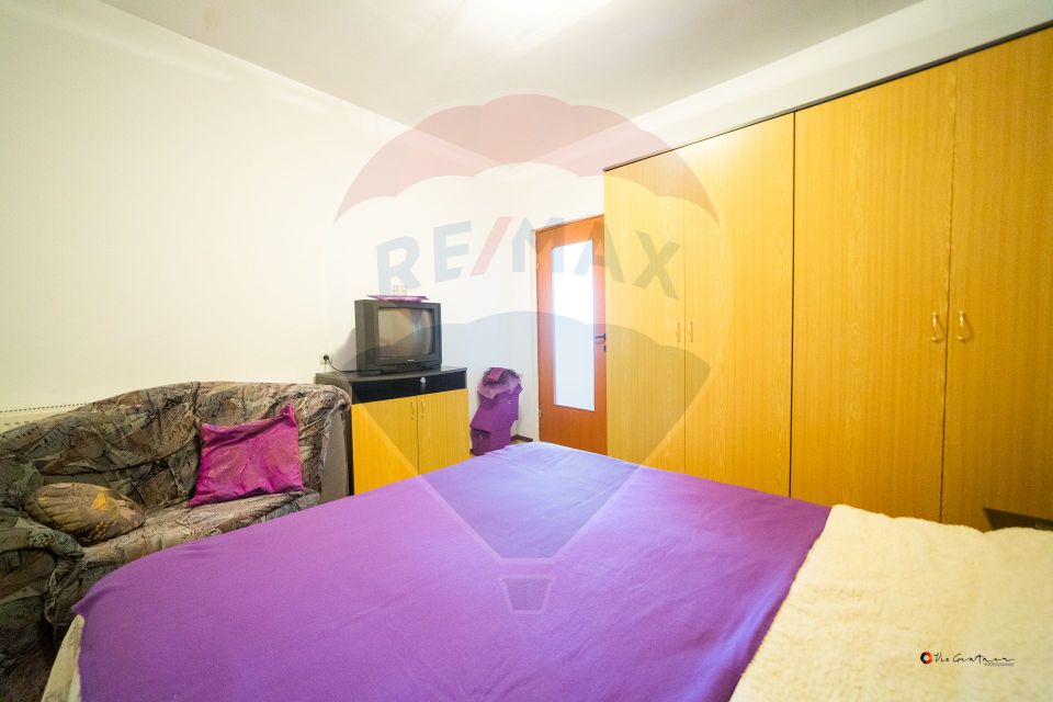 Imobil renovat, 2 apartamente, grădină și garaj – Turnu