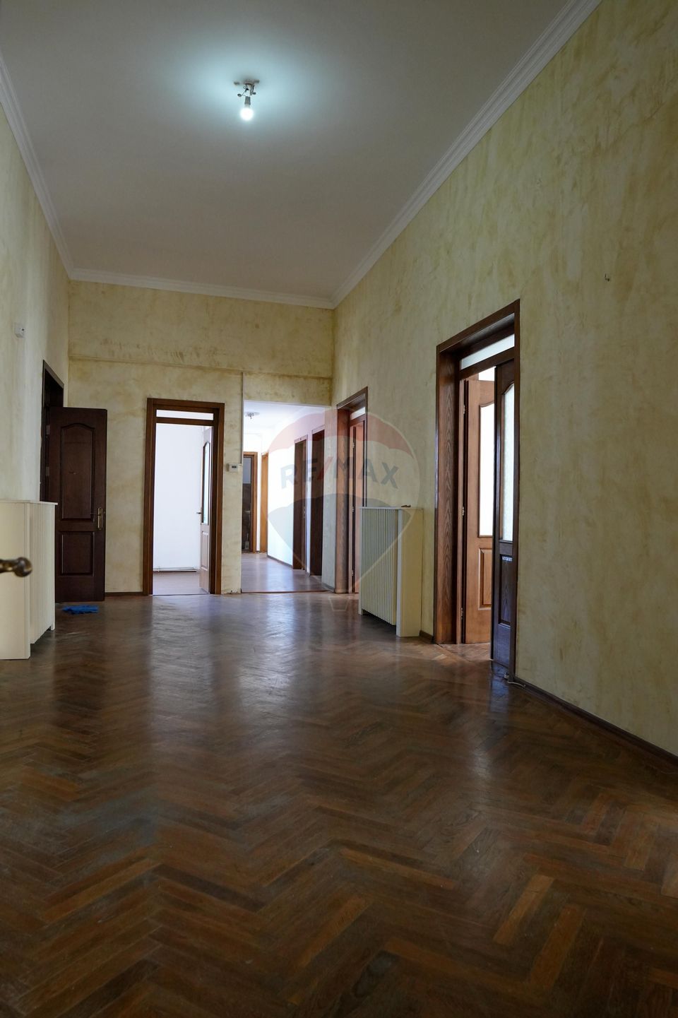 Vila cu 18 camere de vanzare in zona Peninsula