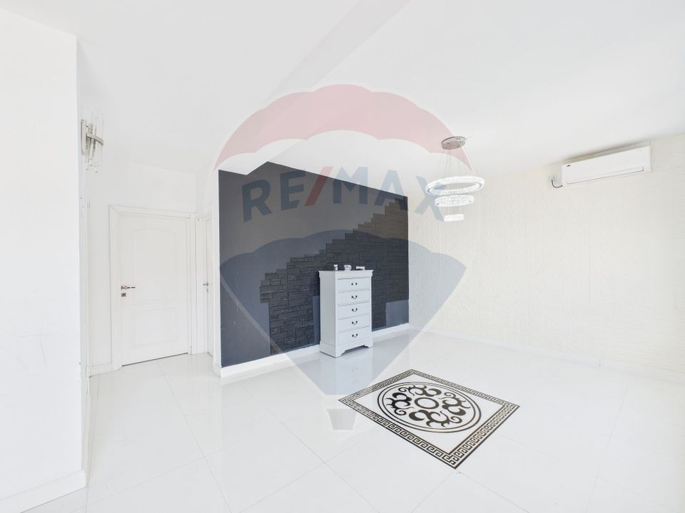 Casă / Vilă cu 4 camere de vânzare în zona Est