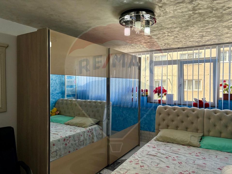 Apartament cu 4 camere de vânzare în zona Ultracentral