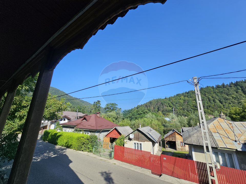 Casă solidă din cărămidă, mobilată, garaj, teren generos – Tarcău