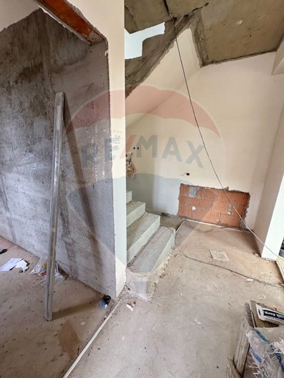 Vilă frumoasa cu 5 camere, 700 mp currte si pompa de caldura - Saftica