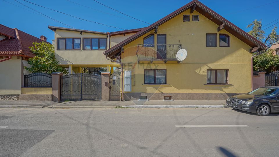 Casă cu 2 apartamente, teren 600 mp, deschidere la 2 străzi, Cristian