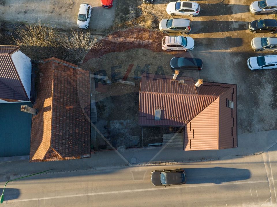 2 case cu curte proprie - locație centrala