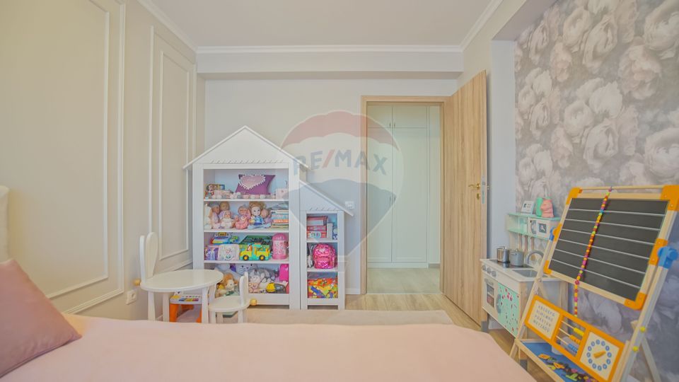 Apartament cu 3 camere de vânzare în zona Tractorul