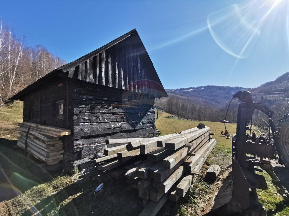 De vânzare teren intravilan 10,100 mp, cu anexă, Munteni