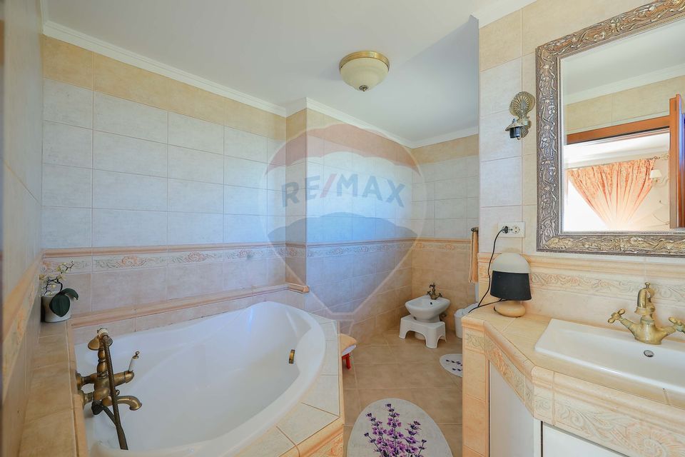 De vânzare vilă cu 7 camere, drum privat, în zona de Dealuri