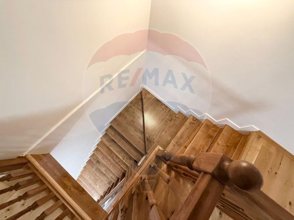 Apartament 4 camere, pe 2 niveluri si curte comuna în Centru