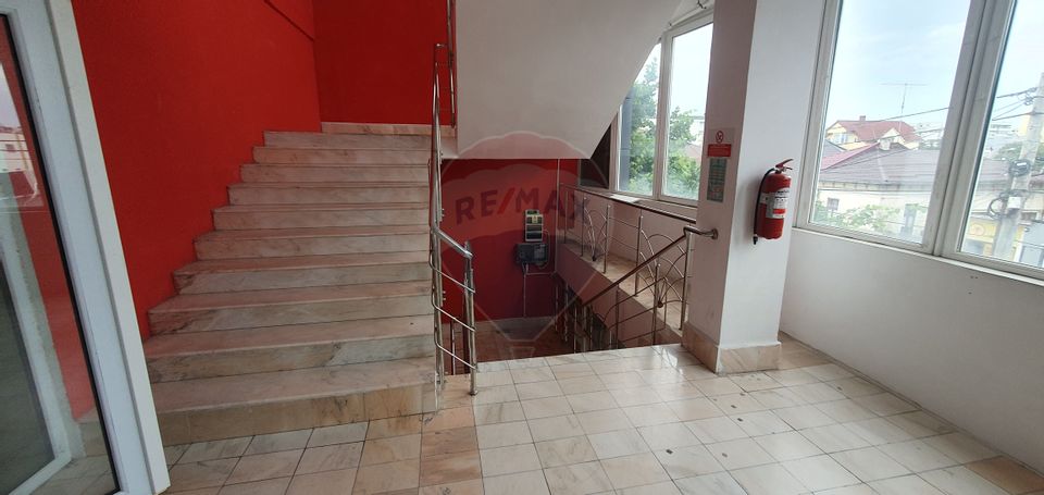 1,300sq.m Commercial Space for rent, Ultracentral area