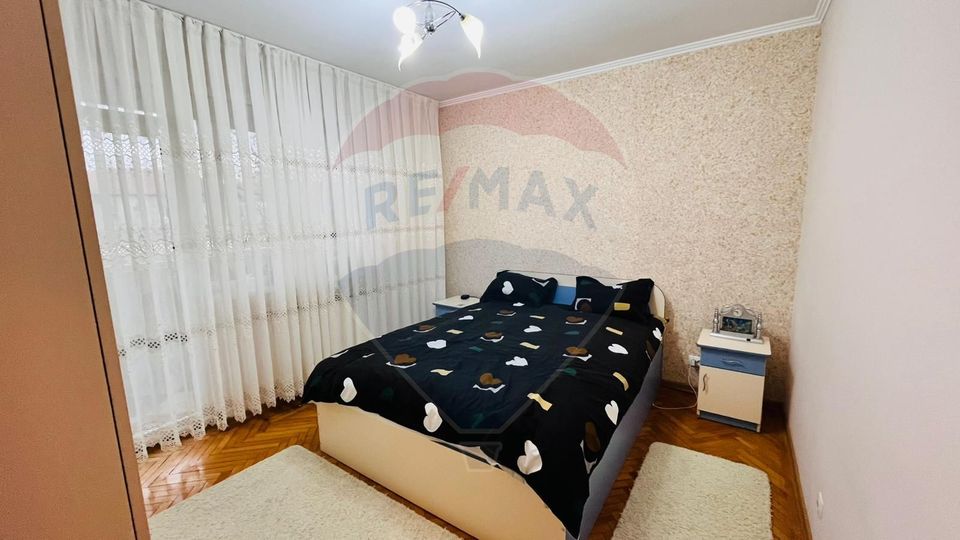Apartament cu 3 camere de vânzare în zona Rogerius