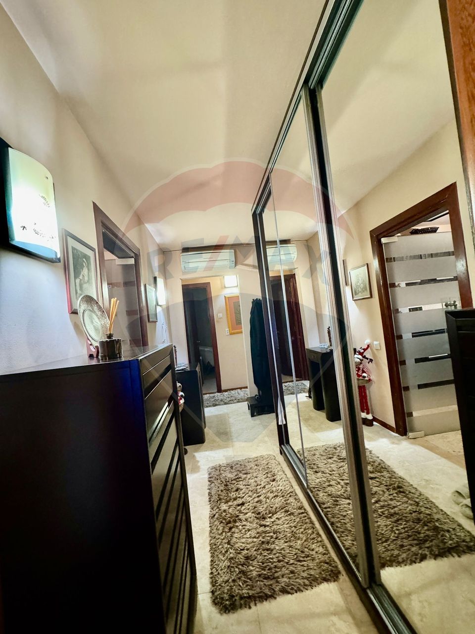 Apartament cu 3 camere de vânzare în zona Rovine