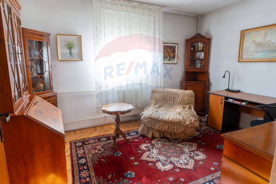 Casă / Vilă cu 10 camere si teren generos, Sos. Salaj