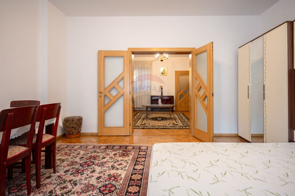 De inchiriat apartament 3 camere la casă, zona Florilor cu parcare