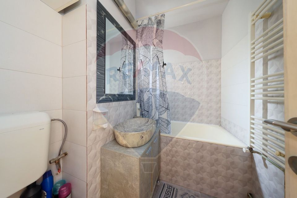 Apartament cu 3 camere de vânzare în zona Vlahuta