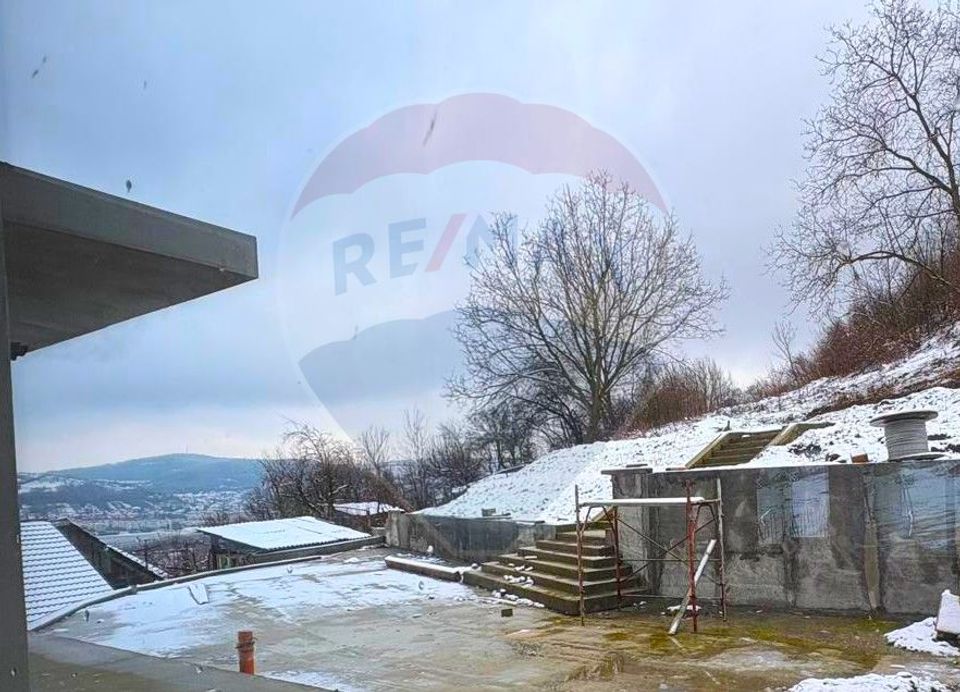 Casa noua, premium, cu panoramă superbă asupra orașului