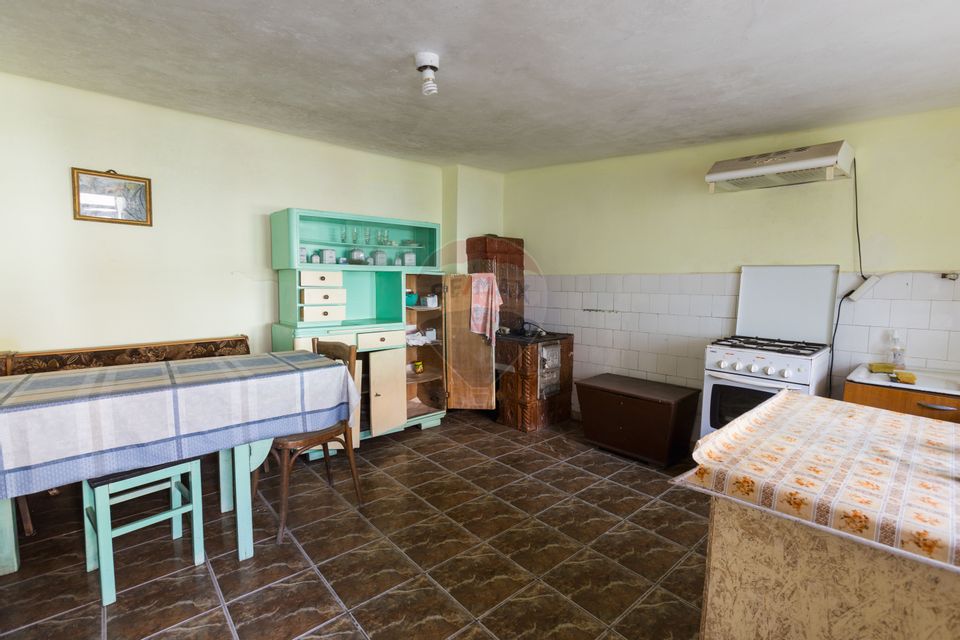 Doua Case de vanzare cu 5 camere + 3 camere,  stradal in Bran!