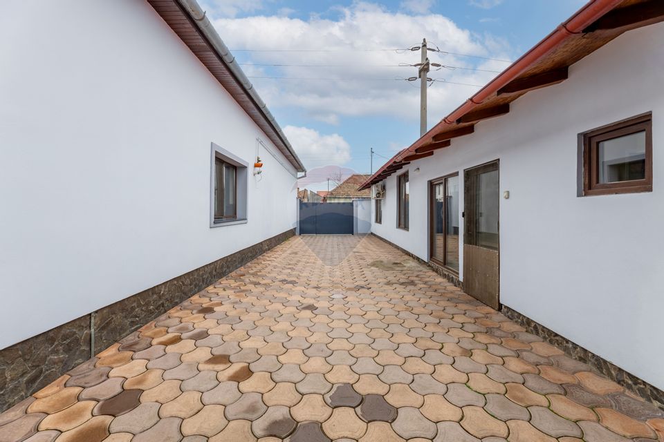 Casă spațioasă cu 4 camere și spațiu comercial în Bujac