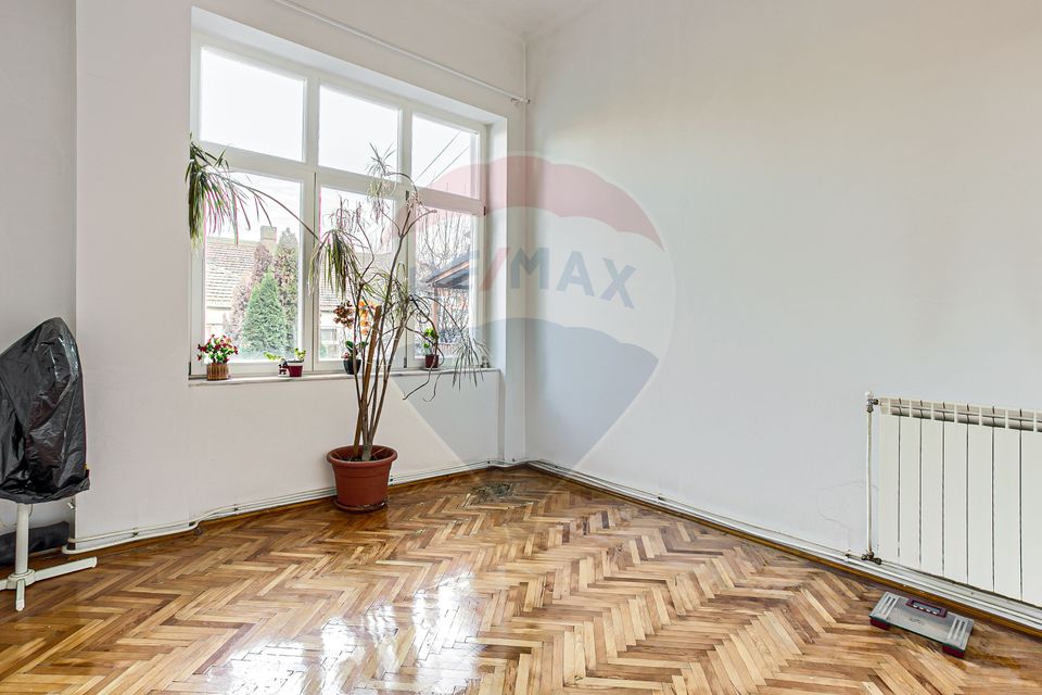 Apartament 4 camere spațioase,  curte,  zona Piata Catedralei