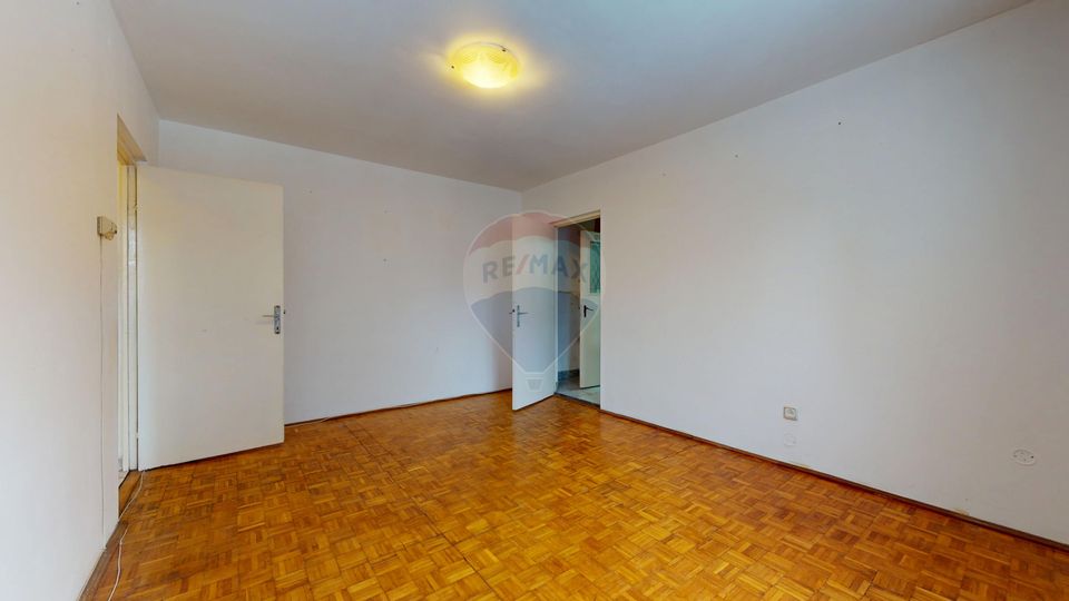 De vânzare: 2 camere, baie cu geam, etaj 2