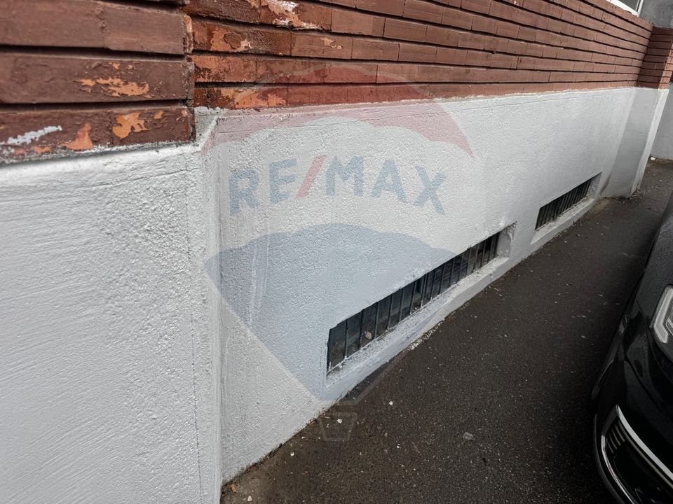 400sq.m Commercial Space for rent, Rovine area