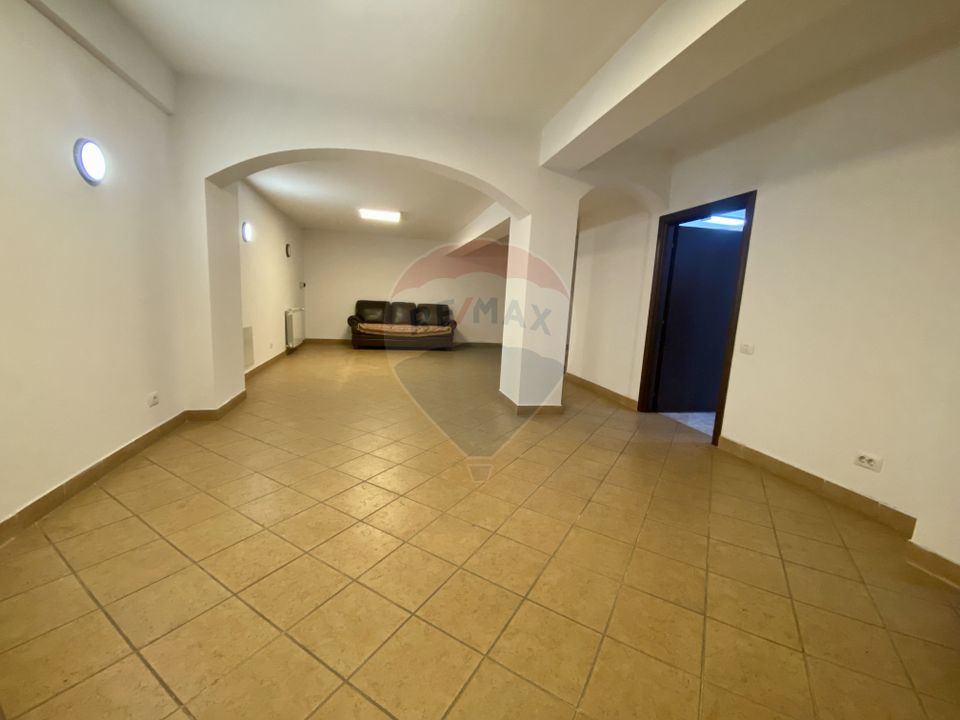 Casa / Vila cu 8 camere de închiriat în zona Aviatiei